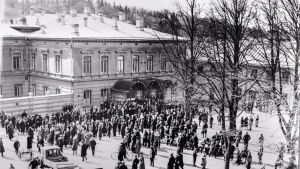 Demonstration mot Åbo stadsfullmäktige 30.5.1917 i Stadshusskvären.