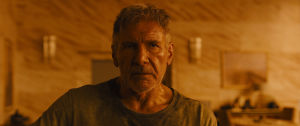 Rick Deckard (Harrison Ford) on säilynyt hengissä vuosikymmeniä. Mies katsoo kameraan.