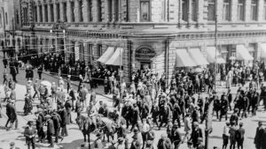 Hörnet av Auragatan och Slottsgatan under strejken 1917. I mitten ryska soldater till häst. Bredvid dem troligen strejkmiliser.