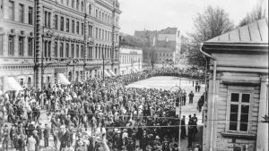 Människosamling på Auragatan under strejken 1917. Strejkmiliser har avgränsat ett område framför stadshuset, kanske för talare.