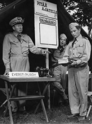 Kauko Helovirta, Ilmari Aarre-Ahtio ja Topi Reinikka Lahden kaupunginteatterin näytelmässä Elokuun teehuone, kesäteatteri 1957.