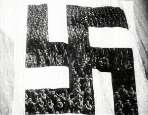 Hans Steinhoffin ohjaama Hitlerjunge Quex (1933) kertoo Hitler-Jugendiin liittyvästä pojasta. Nuoret marssivat natsilipun takana.