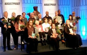 Samtliga nominerade till Augustpriset i tre kategorier samlade till gruppfoto. De nominerade till Augustpriset 2017.