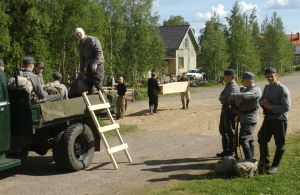 Avustajia Kirje isältä -tv-draaman kuvauksissa (2003).
