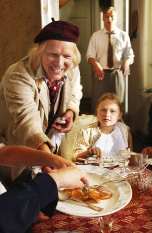 Paroni Leopold (Kari Heiskanen) tarjoaa lettuja, taustalla Liisa (Repekka Uotila) ja Junai (Mikko Pörhölä) tv-draamassa Kirje isältä (2003).