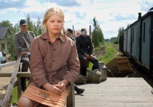 Ella (Milla Siljamäki) tv-draamassa Kirje isältä (2003).