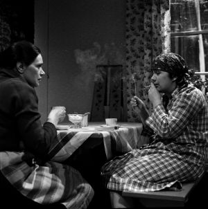 Elli (Orvokki Mäkinen) ja Tilda (Ritva Valkama) kahvipöydässä tv-draamassa Mustat ja punaiset vuodet (1973).