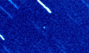 Här är A/2017 U1, den lilla ljuspricken. Ljusstrecken är stjärnor (kameran har rört på sig). Foto av den interstellära besökaren.