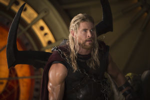 Thor: Ragnarök elokuvan pressikuva, kuvassa näyttelijä Chris Hemsworth