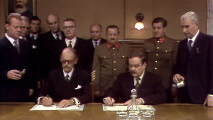 Sopimusta allekirjoittamassa Risto Ryti (Leif Wager) ja Molotov (Risto Mäkelä)