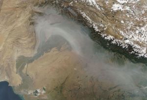 NASA:s satellitbild över norra Pakistan och norra Indien som är täckt av smog. Också Lahore i Pakistan lider av förorenad luft. Satellitbild över norra Pakistan och norra Indien.
