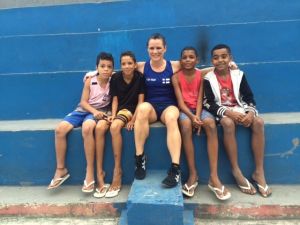 Brasilialaisia poikia Rio favelassa ja nyrkkeilijä Mira Potkonen