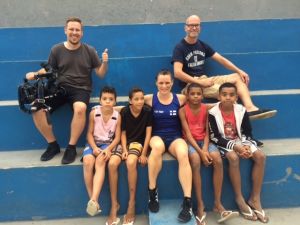 Brasilialaisia poikia Rio favelassa ja nyrkkeilijä Mira Potkonen, sekä kuvaaja Petteri Lappalainen ja toimittaja J. P. Pulkkinen