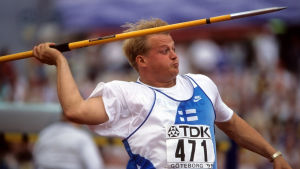 Keihäänheittäjä Seppo Räty heittää keihästä 1991