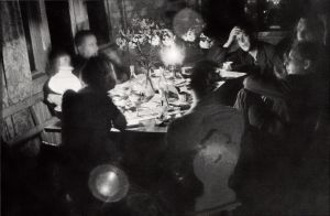 Eva Wichman i Villa Golicke i Kuokkala sommaren 1938 tillsammans med bl.a. Gunnar Ekelöf, Ralf Parland och Elmer Diktonius. Litterärt sällskap på Villa Golickes glasveranda 1938. Med ryggen mot fönstret Leena och Elmer Diktonius, med ryggen mot kameran Eva Wichman och Ralf Parland. I högra hörnet sitter Gunnar Ekelöf, Ebbe Linde och Sven Grönvall. Foto av Ebbe Linde