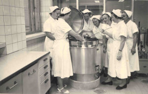 Personalrestaurangens kök på 1950-talet. Nordkalks personalrestaurang "Mässen" på 50-talet.