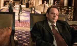 Peter Sarsgaard esittää kuolemaansa kohti ajautuvaa tiedemiestä dramatisoinneissa. John Sarsgaard esittää Frank Olsonia.