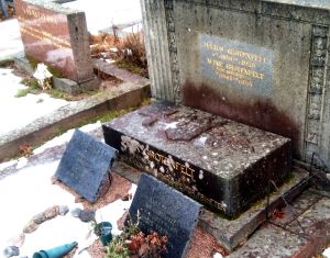 Erik Grotenfelt begravdes den 7 april 1919 i familjegraven på Gamla begravningsplatsen. Svenska studenter i Finland reste en gravsten med texten ”Pfadfinder. Vägvisare. Förkämpe för friheten”. Julius Grotenfelts familjegrav på Sandudds begravningsplats.