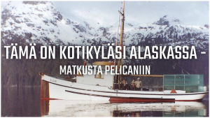 Vanha valokuva kalastusaluksesta, jonka päällä on teksti "Tämä on kotikyläsi Alaskassa - matkusta Pelicaniin".