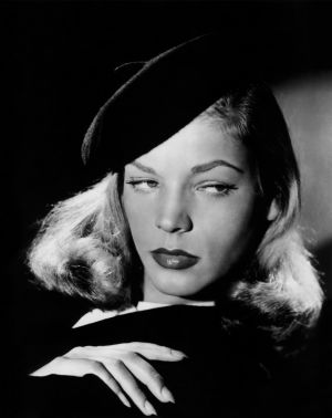 Lauren Bacall elokuvan Syvä uni mainoskuvassa Lauren Bacall elokuvan Syvä uni mainoskuvassa