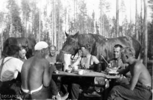 Miehiä ja hevonen taistelutauolla.