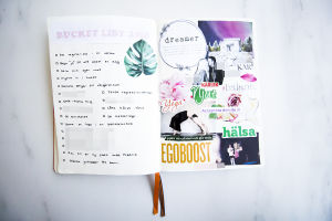 Carolines bucket list. Ett häfte där det står "bucket list 2018". Under finns utklippta ord från tidningar. Det står bland annat kärlek, njur, hälsa, balans och egoboost.