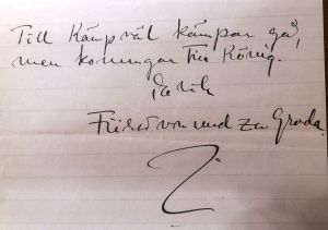 Bland Erik Grotenfelts efterlämnade brev till Runar Schildt finns denna lilla lapp med texten: "Till Kämp väl kämpar gå, men konungar till König. Fürst von und zu Groda" Erik Grotenfelts anteckning i brev till Runar Schildt, början av 1910-talet.