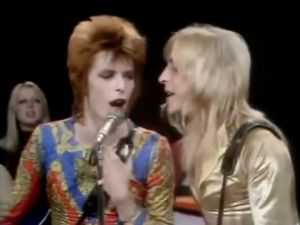 David Bowie ja Mick Ronson vuonna 1972. "Hän oli kuin nainen, minä kuin mies." David Bowie ja Mick Ronson laulavat Starmaniä vuonna 1972. Kuvakaappaus.