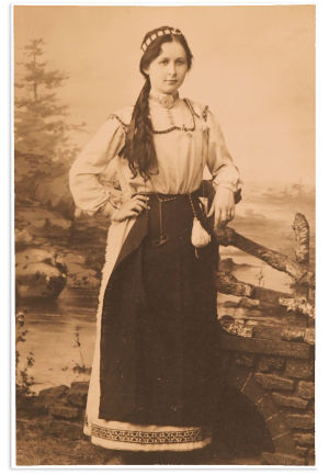 Alma Silventoinen Aino-puvussa vuonna 1906.