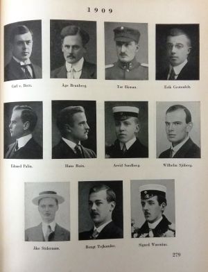 Sida ur "Nya svenska läroverket i Helsingfors 1882-1932" med bilder på studenterna år 1909. Sida ur "Nya svenska läroverket i Helsingfors 1882-1932" med bilder på studenterna år 1909.