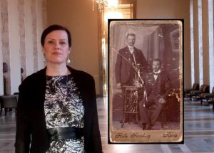 Maarit Feldt-Ranta och ett fotografi på hennes farfars far Fredrik Feldt och hans bror Vilho Palmu, taget ca 1910 i Karis. Maarit Feldt-Ranta och hennes farfars far Fredrik Feldt och hans bror Vilho Palmu.
