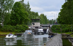Veneitä jonossa tulossa kanvan sulkujen läpi.