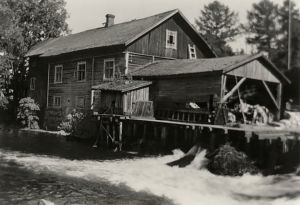 Anianpellon mylly oli yksi Vääksyjoen myllyistä. Myllärin nimi oli Laakso. Anianpellon eli Leinon mylly sekä pärehöylä Vääksyn joessa Asikkalassa n. 1937