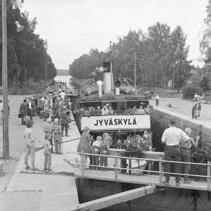 Mustavalkoinen kuva: Höyrylaiva S/S Jyväskylä Vääksyn kanavan suluilla ihmisten saartamana.
