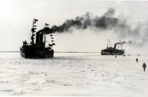 Höyrylaiva Arcturus ja jäänmurtaja Sampo Vaasan edustalla 25.2.1918. 