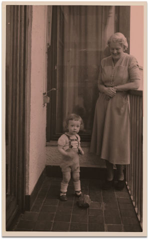 Katarina Ilves ja lapsenlapsi Juha Kilpi noin 1953.