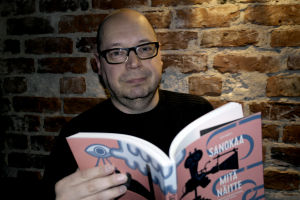 Harri Römpötti on sarjakuviin ja elokuviin erikoistunut toimittaja. Harri Römpötti kirjoitti kirjan kotimaisesta dokumenttielokuvasta.