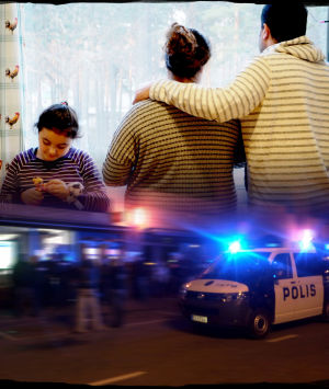 Kollage med papperslös familj och polisbil i uttryckning