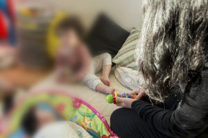 Också Alis barnbarn, Noors två små barn, riskerar utvisning. Noor och hennes två små barn.