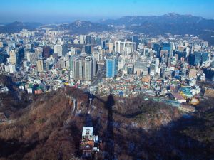 Vuoria Soulin kaupungin ympärillä, Etelä-Korea.