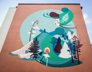 Maikki Rantala och Sara Multanen planerade en mural tillsammans med invånarna på Skrapbergsvägen i Mårtensdal. Kerrostalon päätyyn maalattu suurikokoinen maalaus, jossa tyttöhahmo, metsää, tytön polvella mies.