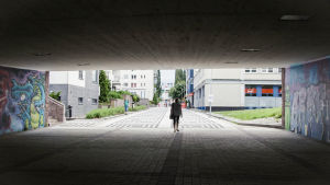 Alikulkutunneli, jonka sivuilla graffiteja, taustalla Myyrmäen keskustaa