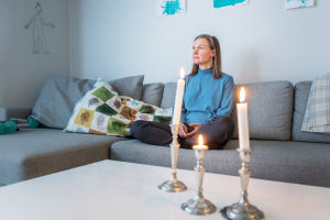 Petriikka Pohjanheimo istuu sohvalla.