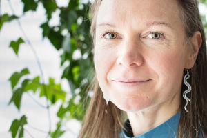 Petriikka Pohjanheimo katsoo lähikuvassa kohti kameraa ja hymyilee.