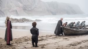Daenerys Targaryen ja Tyrion Lannister Lohikäärmekiven rannalla. Jorah Mormonto veneen luona.