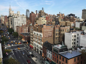 Liat och Hilmi träffas på ett kafé i Greenwich Village på Manhattan i New York. Vy över stadsdelen Greenwich Village på Manhattan i New York.