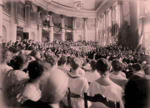 Itsenäisen Suomen ensimmäiset maisterinvihkiäiset Helsingin yliopiston juhlasalissa 31.5.1919. Helsingin yliopiston promootio 1919