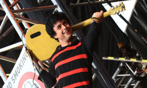 Green Day nähtiin Woodstockissa vuonna 1994. Tässä kitaristilaulaja Billie Joe Armstrong Helsingissä vuonna 2013. // Kuva: Maria Rautio