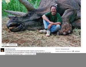 Steven Spielberg poseeraa dinosauruksen kanssa Jurassic Park -elokuvan kuvauksissa. // Kuva: Facebook