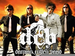 Damien Cullen Bandin levynkansi, jossa punakeltaisen liekkimerimäisen taustan edessä neljä soittoniekkaa puvut päällä, kravatit kaulassa ja aurinkilasit silmillä. // Kuva: kellari / Damien Cullen Band